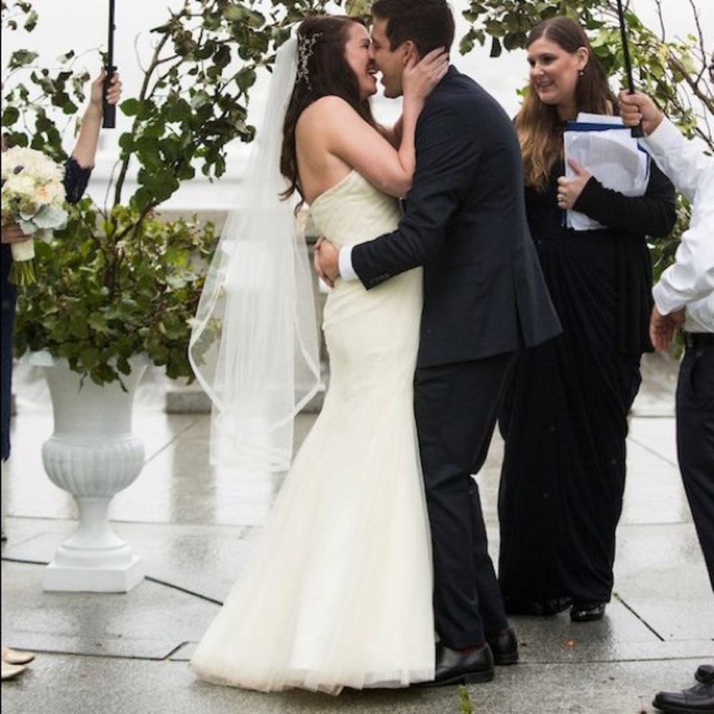 Vera Wang Wedding Dress - Picture 4 of 7